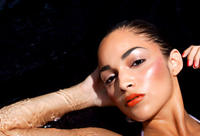 Sử dụng tông màu cam: Cam là tông màu xu hướng làm đẹp vào mùa hè, nhưng hãy thử sử dụng nhiều sắc thái khác nhau của màu cam để tìm ra màu hợp nhất với da của bạn.