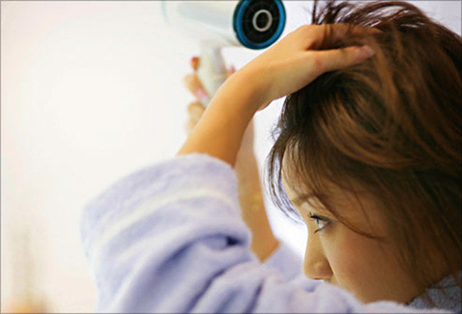 Bỏ qua máy sấy tóc: Thay vì sấy nóng để làm khô tóc, bạn có thể làm khô tóc trước quạt để giảm hư tổn do nhiệt, hoặc thậm chí ra ngoài với mái tóc ướt gợi cảm.