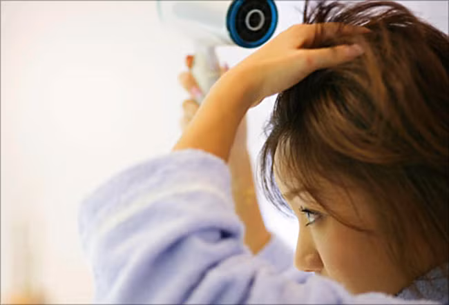 Bỏ qua máy sấy tóc: Thay vì sấy nóng để làm khô tóc, bạn có thể làm khô tóc trước quạt để giảm hư tổn do nhiệt, hoặc thậm chí ra ngoài với mái tóc ướt gợi cảm.