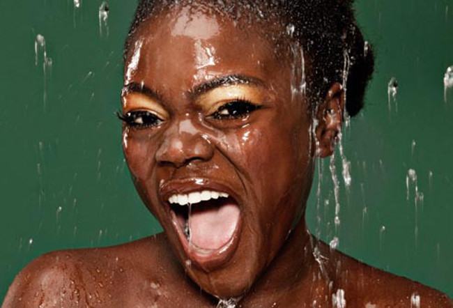 Uống nhiều nước: Không chỉ bảo vệ từ bên ngoài mà cơ thể còn cần chăm sóc từ bên trong, vậy nên hãy uống thật nhiều nước để giúp làn da mịn màng, giảm nếp nhăn.