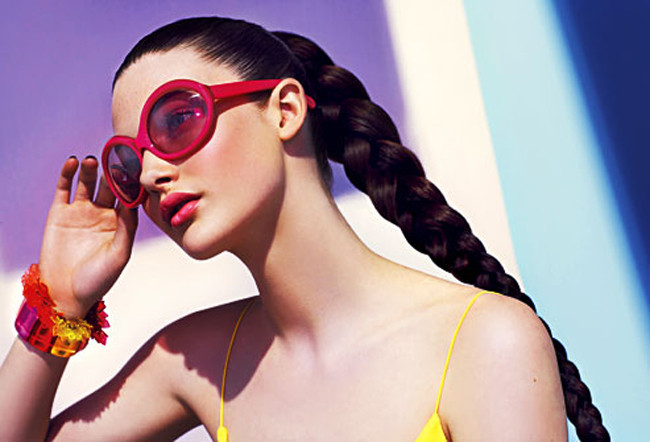 Các kiểu tóc thời thượng: Hãy thử các kiểu tóc như đuôi ngựa, tết đuôi sam, búi sau đầu hoặc búi cao để tránh mồ hôi làm bết tóc. Bạn có thể sử dụng dầu gội khô nếu cần.