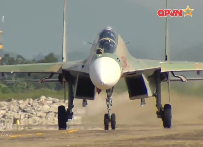 Đến nay, chiếc Su-27UBK này cùng một số máy bay Su-27SK một chỗ ngồi đã trở lại phục vụ trong KQND Việt Nam. Nguồn ảnh: Kênh QPVN