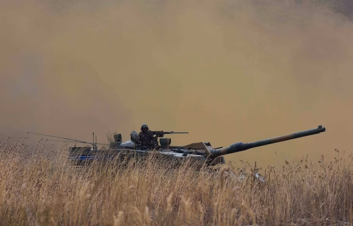 K2 được trang bị động cơ 1500 mã lực của hãng Doosan Infracore (tương đương động cơ MTU-890 của Đức). Ngoài ra, nó còn được lắp thêm một động cơ tuốc bin khí 100 mã lực (75 kW) phía bên trái xe với vai trò là động cơ phụ. Điều này giúp XK2 tiết kiệm nhiên liệu, giảm độ ồn và mức tản nhiệt. Nguồn ảnh: Wikipedia