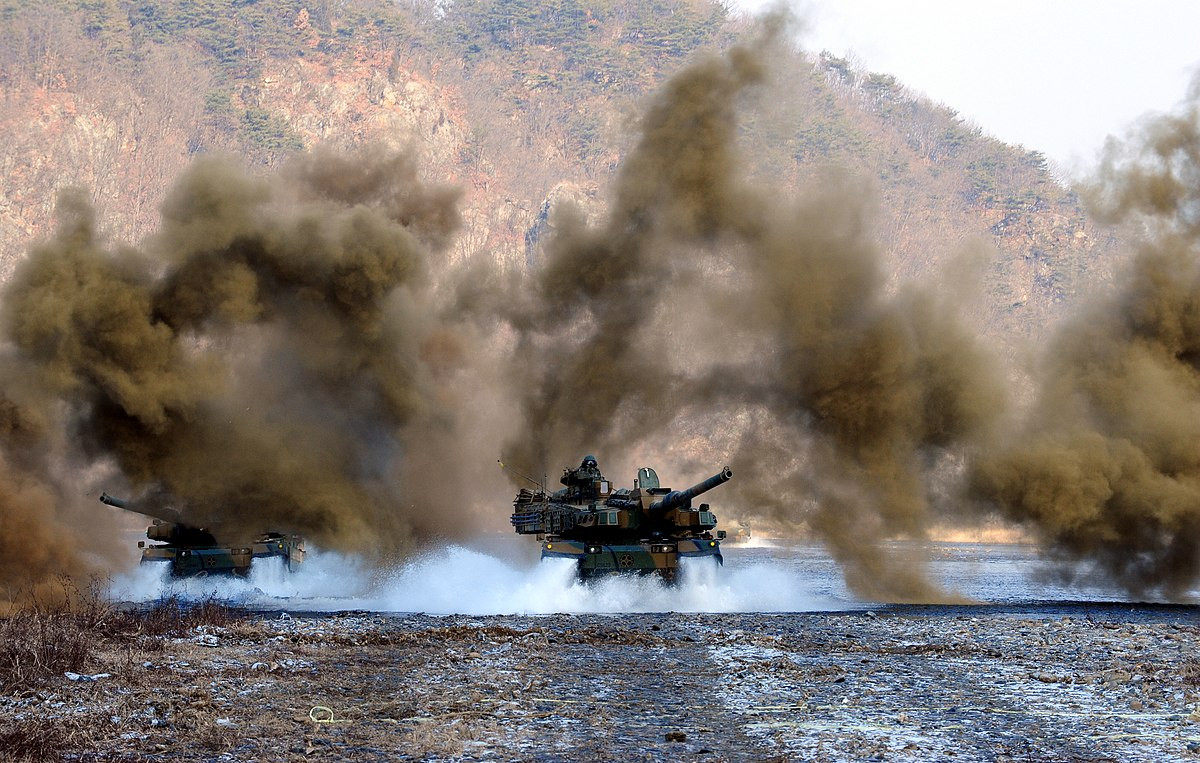 Ngoài ra, nó có thể vẫn được trang bị hệ thống phòng ngự chế áp "mềm" với hệ thống cảnh báo phát hiện tên lửa, lựu đạn khói có thể vô hiệu hóa hệ thống dẫn đường hồng ngoại, radar, quang học của tên lửa chống tăng. Nguồn ảnh: Wikipedia