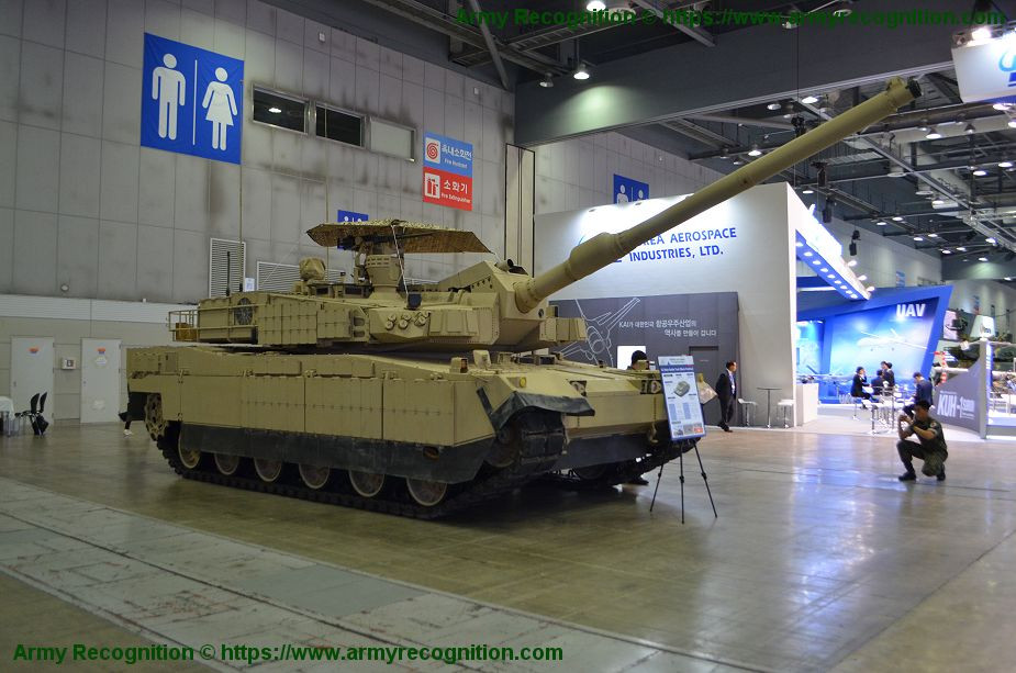 Theo các nguồn tin công nghiệp quốc phòng Hàn Quốc, tháng 7/2018, Hyundai Rotem đã thực hiện thử nghiệm phiên bản sa mạc của K2 Black Panther ở Oman. Phiên bản nâng cấp này được sơn màu vàng sa mạc, trang bị ô che nắng ở trên nóc tháp pháo, ngoài ra còn được bổ sung hệ thống điều hòa nhiệt độ ở bên phải tháp pháo. Nguồn ảnh: Army Recognition