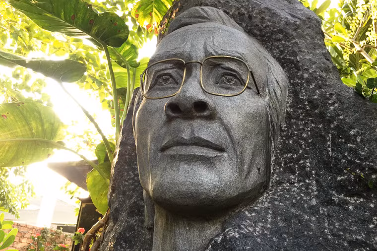 Ngôi mộ nhạc sĩ được xây dựng đơn sơ bằng đá granite. Đặc biệt nổi bật là bức tượng chân dung nhạc sĩ đeo cặp kính được khắc chìm trong đá.