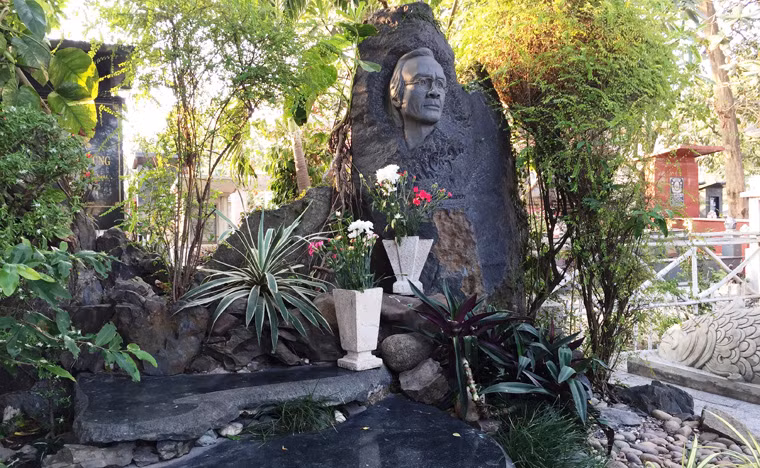 Những ngày này có rất đông người thân, khán giả yêu nhạc Trịnh từ khắp nơi đã đến viếng mộ nhạc sĩ. Ngôi mộ của Trịnh Công Sơn tọa lạc tại nghĩa trang đồng hương Quảng Bình, đường Lê Thị Hoa, phường Bình Chiểu, quận Thủ Đức, TP HCM.