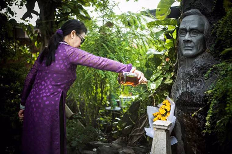 Ngoài đoá hoa hồng vàng, nữ ca sĩ còn mang theo một món quà đặc biệt, đó là loại rượu mà lúc sinh thời nhạc sĩ Trịnh Công sơn rất thích uống cùng bạn bè.