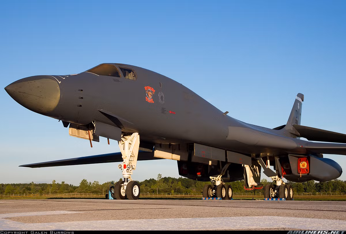 Tướng Timothy Ray - tư lệnh Bộ Tư lệnh không kích toàn cầu thừa nhận, việc kiểm tra B-1 là cần thiết với lực lượng máy bay già cỗi, mặc dù ảnh hưởng tới khả năng sẵn sàng chiến đấu. Những chiếc B-1 được Boeing chế tạo và đưa vào sử dụng từ những năm 1980. Nguồn ảnh: Airliners.net