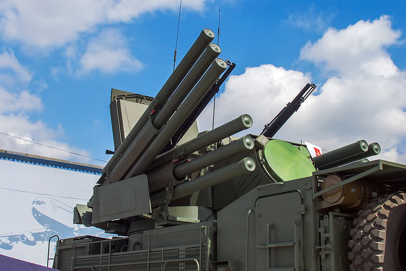 Hai hệ thống vũ khí của Pantsir-S1 gồm: pháo 30mm 2A38 và 12 tên lửa 57E6 dẫn đường bằng vô tuyến. Nguồn ảnh: Wikipedia