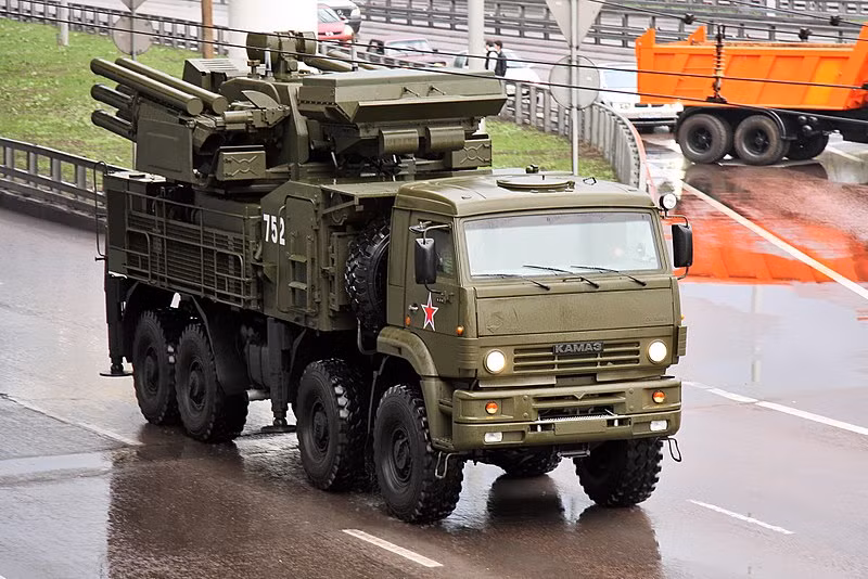 Nhìn chung, ngoài việc thay đổi khung gầm MAN, cấu hình Pantsir-S1 không khác mấy các hệ thống trên khung gầm khác của Nga như KAMAZ-6560, MZKT-7930 hay GM-352M1E. Nguồn ảnh: Wikipedia