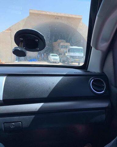 Theo giới quan sát, hệ thống Pantsir-S1 này được thiết kế trên khung gầm xe vận tải 8x8 bánh MAN SX45 thay vì KAMAZ của Nga. Mà hiện tại, chỉ các Tiểu Vương quốc Ả Rập thống nhất (UAE) mới sử dụng Pantsir-S1 với khung gầm MAN. Qua đó, có thể khẳng định UAE chính là “đầu nậu” chuyển Pantsir-S1 cho LNA. Nguồn ảnh: Mahmoud Gamal