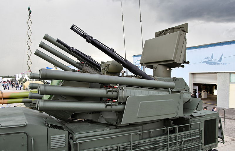 Module chiến đấu Pantsir-S1 vẫn bao gồm cabin chỉ huy, phía trên lắp hai hệ thống radar trinh sát - bắt mục tiêu - dẫn đường và hai hệ thống vũ khí gồm cặp pháo 30mm và 12 quả tên lửa. Nguồn ảnh: Wikipedia