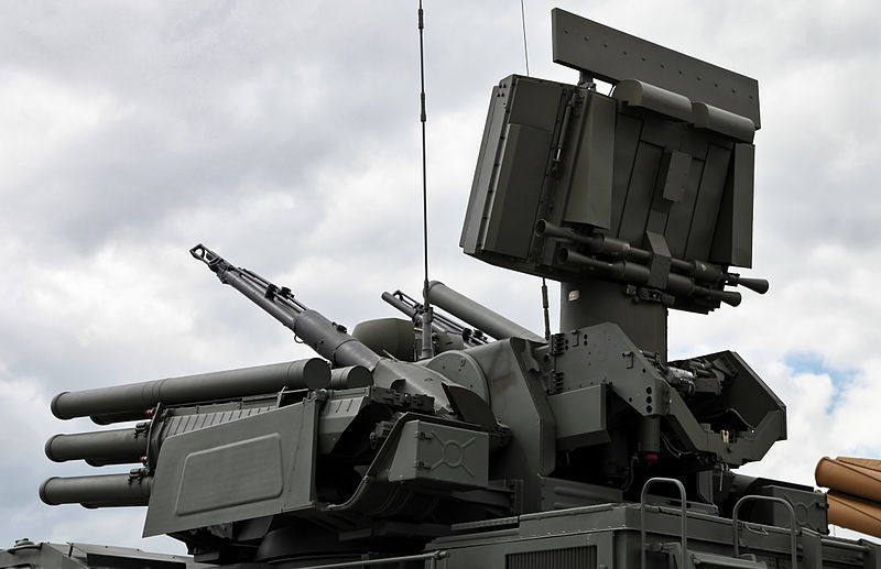 Cả hai loại radar đều là dùng anten mạng pha, radar bắt mục tiêu có tầm trinh sát 32-45km; radar dẫn đường có tầm trinh sát 24-28km, có thể theo dõi đồng thời 20 mục tiêu, dẫn đường tên lửa hạ 3 mục tiêu cùng lúc, có thể chỉ huy cùng lúc 4 đạn tên lửa. Hệ thống chỉ cần 3 người vận hành gồm 2 sĩ quan phòng không và 1 lái xe, thời gian phản ứng bắn tên lửa đầu tiên chỉ trong vòng 4-6 giây. Nguồn ảnh: Wikipedia