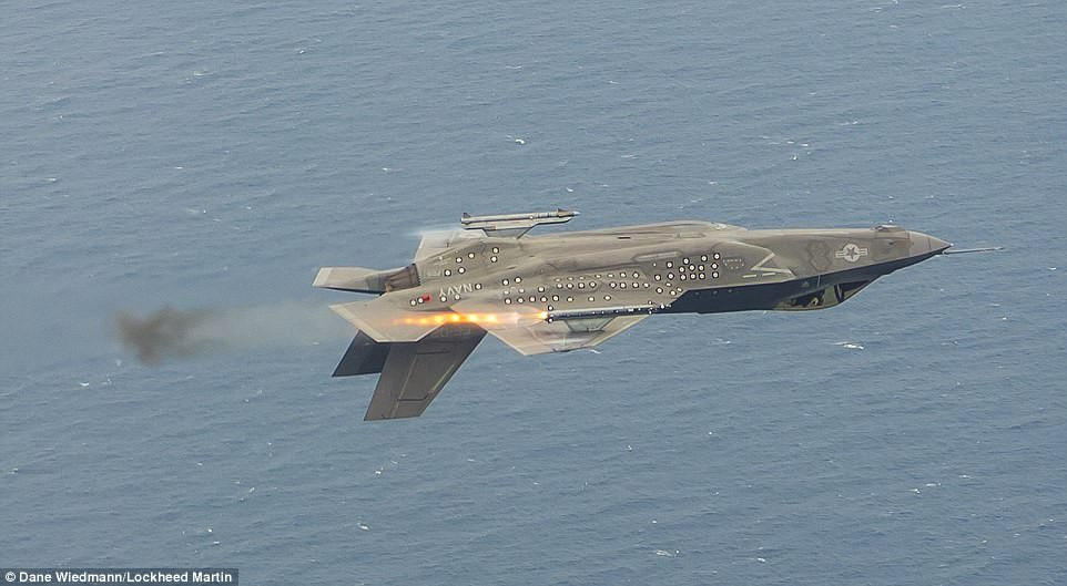 Khả năng cơ động của F-35 cũng là vấn đề lớn, dù là tiêm kích thế hệ 5 nhưng nhiều cuộc không chiến thử nghiệm cho thấy nó thua cả F-16. Theo giới chuyên gia, F-35 quá kềnh càng và có vấn đề về khí động học nên không đủ linh hoạt và xoay xở khi giáp lá cà. Đó là chưa kể do “ỷ” có khả năng tàng hình nên các nhà thiết kế đã hạn chế tốc độ tối đa của F-35 vào khoảng 1.930 km/giờ (gấp 1,6 lần tốc độ âm thanh). Do đó, một khi đã bị phát hiện thì máy bay không thể nào chạy thoát trước chiếc F-16 có tốc độ cao hơn. Nguồn ảnh: Wikipedia