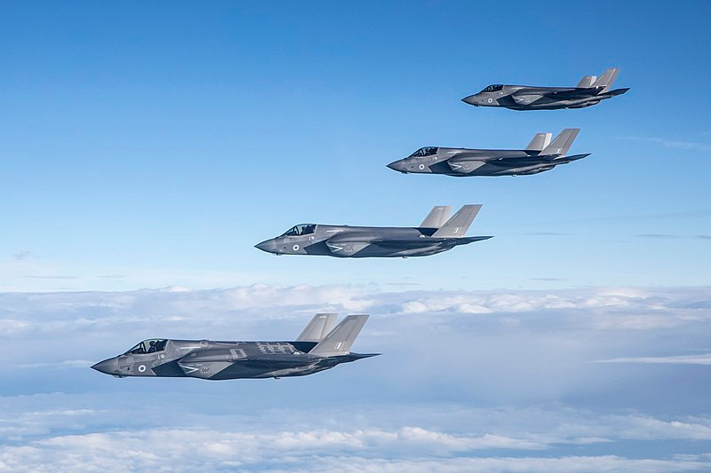 F-35 Lightning II là tên gọi chung cho cả ba phiên bản chính của chương trình phát triển máy bay tiêm kích hàng hình đa nhiệm một chỗ ngồi do Tập đoàn Lockheed Martin chủ trì. Mục tiêu của chương trình tạo ra một chiếc máy bay tàng hình "đơn giản" hơn F-22 nhưng vẫn đảm bảo ưu thế máy bay thế hệ 5 cung cấp số lượng cho Quân đội Mỹ và các đồng minh của nước Mỹ. Nguồn ảnh: Wikipedia