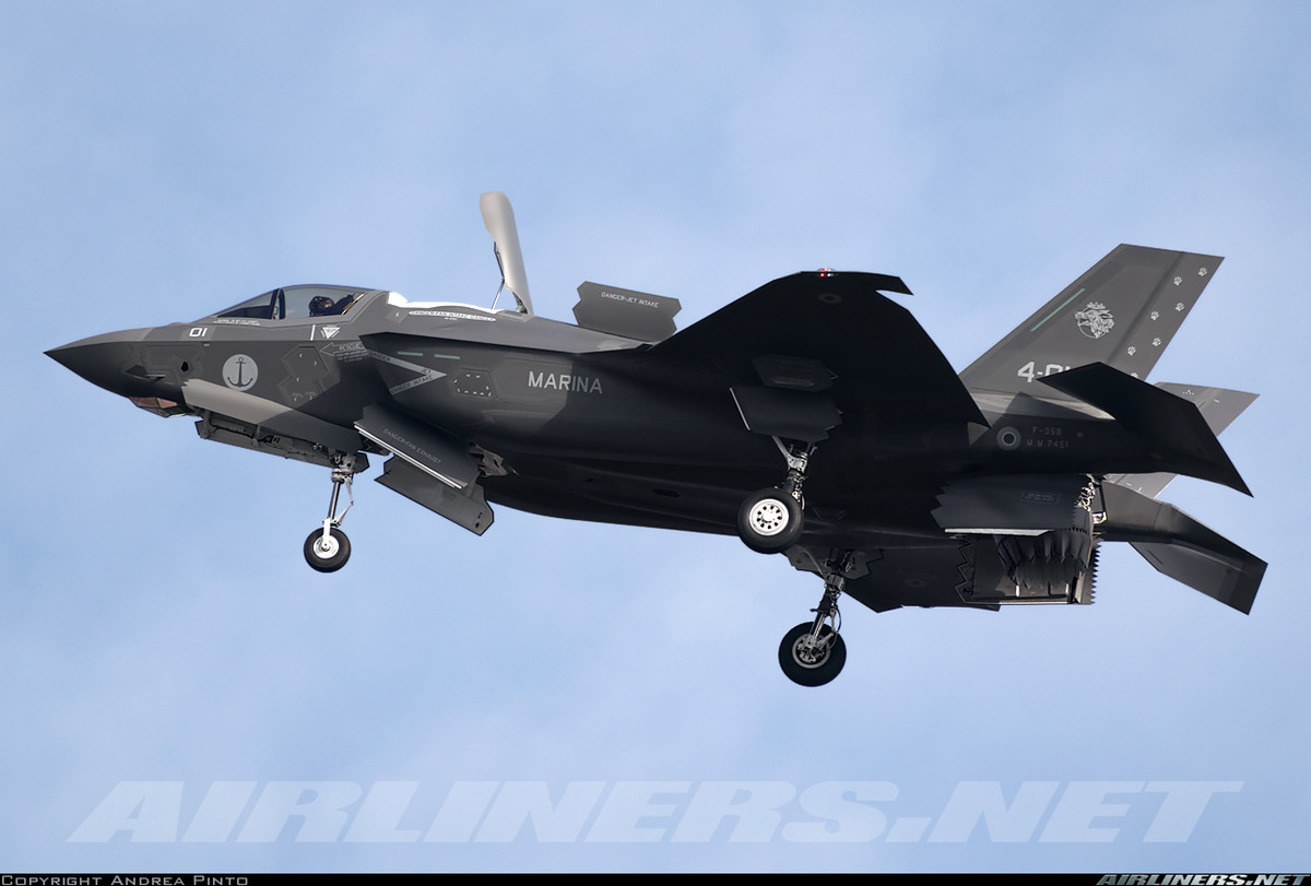 F-35B là phiên bản dành cho cho không quân hải quân trang bị trên các tàu đổ bộ (Mỹ) và các tàu sân bay hạng nhẹ (của đồng minh). Loại này đặc biệt hơn khi được trang bị động cơ với ống xả quay được cho phép máy bay cất cánh đường băng ngắn và hạ cánh thẳng đứng. Đây cũng là loại hay gặp vấn đề nhất trong dòng F-35. Nguồn ảnh: Airliners.net