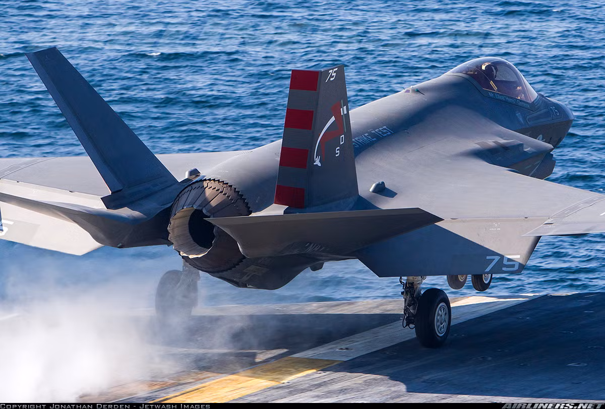 F-35C là phiên bản đặc biệt thiết kế cho các tàu sân bay hạt nhân của Hải quân Mỹ và các đồng minh (nếu có nhu cầu). Nó có cánh lớn, gấp lại được, hệ thống hạ cánh được gia cố. Tầm bay, tải trọng của nó vượt trội F/A-18C và tương đương F/A-18E/F nhưng nhẹ hơn nhiều. Nguồn ảnh: Airliners.net