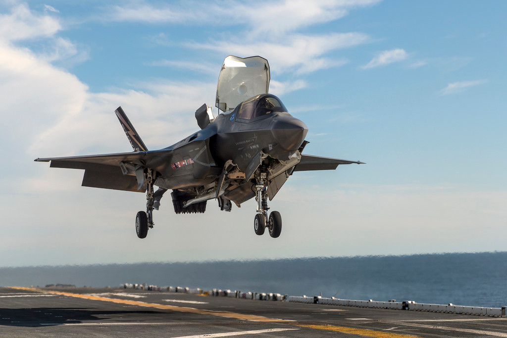 Buồn cười một điều là F-35 không chịu được sét đánh nên bị cấm hoạt động ở khu vực có dông; hệ thống thông gió không cho nó bay cao hơn 6.000 m cũng như tốc độ không được vượt quá 1.829 m/phút. Hay động cơ phiên bản F-35B có thể làm hỏng đường băng tàu sân bay hoặc làm hư thiết bị khác trên tàu... Nguồn ảnh: Wikipedia