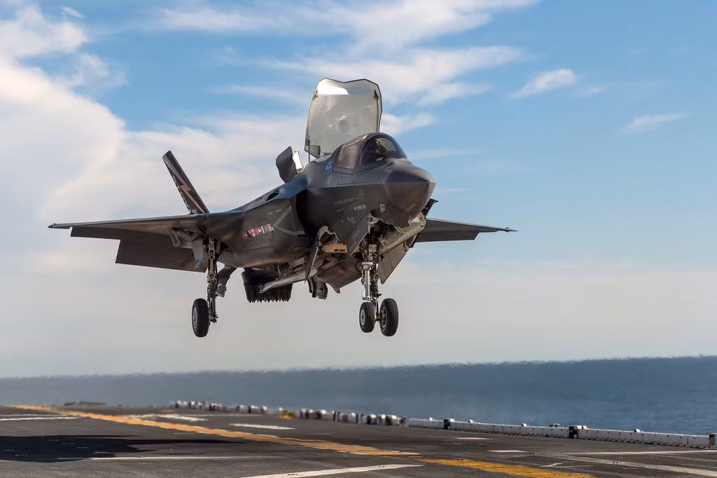 Buồn cười một điều là F-35 không chịu được sét đánh nên bị cấm hoạt động ở khu vực có dông; hệ thống thông gió không cho nó bay cao hơn 6.000 m cũng như tốc độ không được vượt quá 1.829 m/phút. Hay động cơ phiên bản F-35B có thể làm hỏng đường băng tàu sân bay hoặc làm hư thiết bị khác trên tàu... Nguồn ảnh: Wikipedia