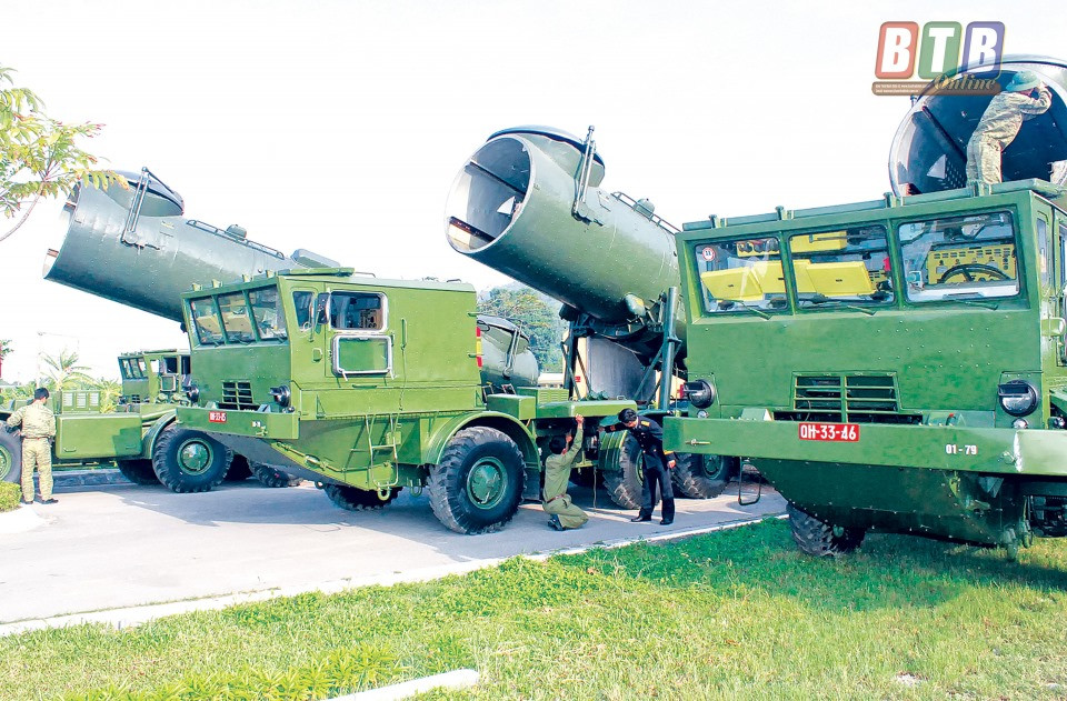 Đó là các hệ thống tên lửa phòng thủ bờ biển 4K44 Redut-B do Liên Xô phát triển cho nhiệm vụ bảo vệ các bờ biển. Những năm 1980, Việt Nam nhận viện trợ số lượng lớn các hệ thống này kèm đạn tên lửa, chúng hiện được biên chế cho Lữ đoàn 679, Binh chủng pháo binh – tên lửa bờ biển. Trong ảnh, các bệ phóng tự hành 4K44 Redut-B của Việt Nam. Ảnh: BTB