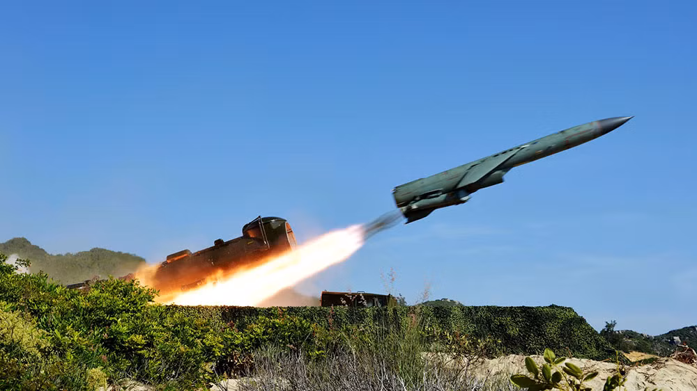 Ngoài ra, theo nhà sản xuất, trong trường hợp không có sự hỗ trợ dẫn hướng từ các máy bay trinh sát, sĩ quan điều khiển tên lửa sẽ phóng 3-4 tên lửa cùng lúc. Một trong số các tên lửa này sẽ được điều khiển bay lên cao hơn so với các tên lửa khác. Tên lửa này sẽ dùng radar của mình để dẫn đường cho các tên lửa còn lại tấn công một tàu hoặc nhóm tàu được phát hiện bởi các radar cảnh giới. Ảnh: Báo Hải quân