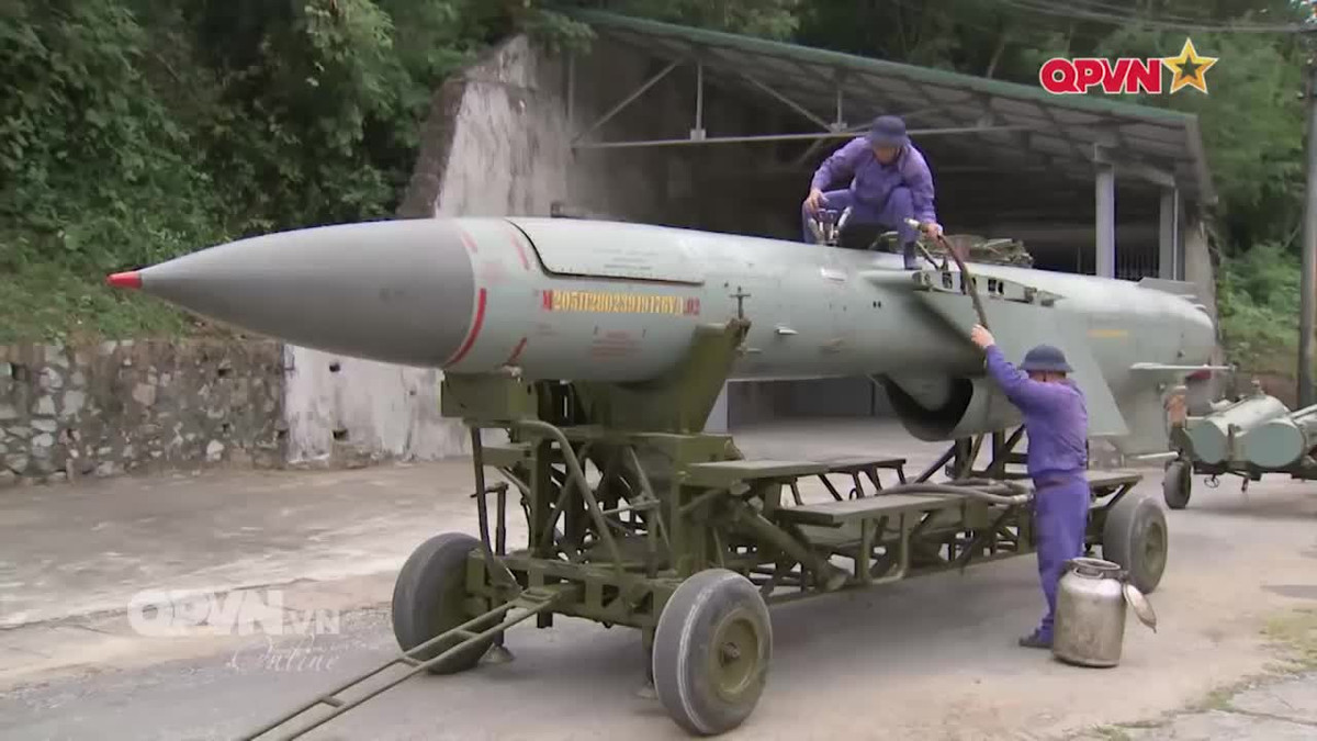 Đạn P-35B trang bị cho tổ hợp phòng thủ bờ biển Redut cũng được coi là một trong những loại tên lửa chống hạm lớn nhất Đông Nam Á và khắp thế giới. Nó có chiều dài gần 10m, đường kính thân 1,5m, sải cánh 5m, trọng lượng phóng 5 tấn. Ảnh: QPVN