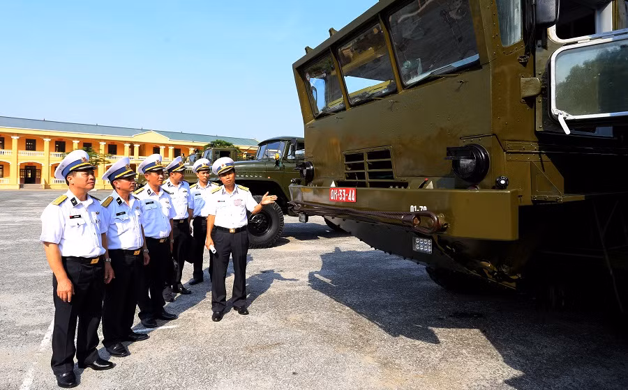 Tổ hợp 4K44 Redut được thiết kế đặt trên nền tảng xe cơ giới hạng nặng việt dã 8x8 bánh cho khả năng cơ động cao, phản ứng nhanh, phạm vi bảo vệ bờ biển rất lớn. Ảnh: Báo Hải quân