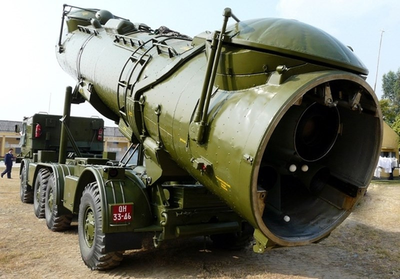 Xe phóng tự hành thiết kế trên khung gầm xe tải 8x8 bánh BAZ-135MB, mỗi xe chỉ có một ống phóng khổng lồ chứa một tên lửa. Khi phóng, hệ thống thủy lực đưa ống phóng lên phương nghiêng, cửa nắp đầu và đuôi sẽ mở ra để tên lửa khởi động. Ảnh: Báo Hải quân