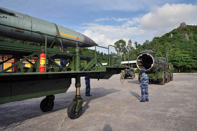 Tên lửa sử dụng 2 động cơ là động cơ khởi tốc (nhằm đẩy tên lửa xuất phát) và động cơ hành trình dùng nhiên liệu rắn KRD-26 (động cơ đưa tên lửa tới mục tiêu). Tầm bắn của tên lửa P-35 đạt 460-500km, tốc độ bay pha cuối siêu âm Mach 1,4. Ảnh: Báo Hải quân