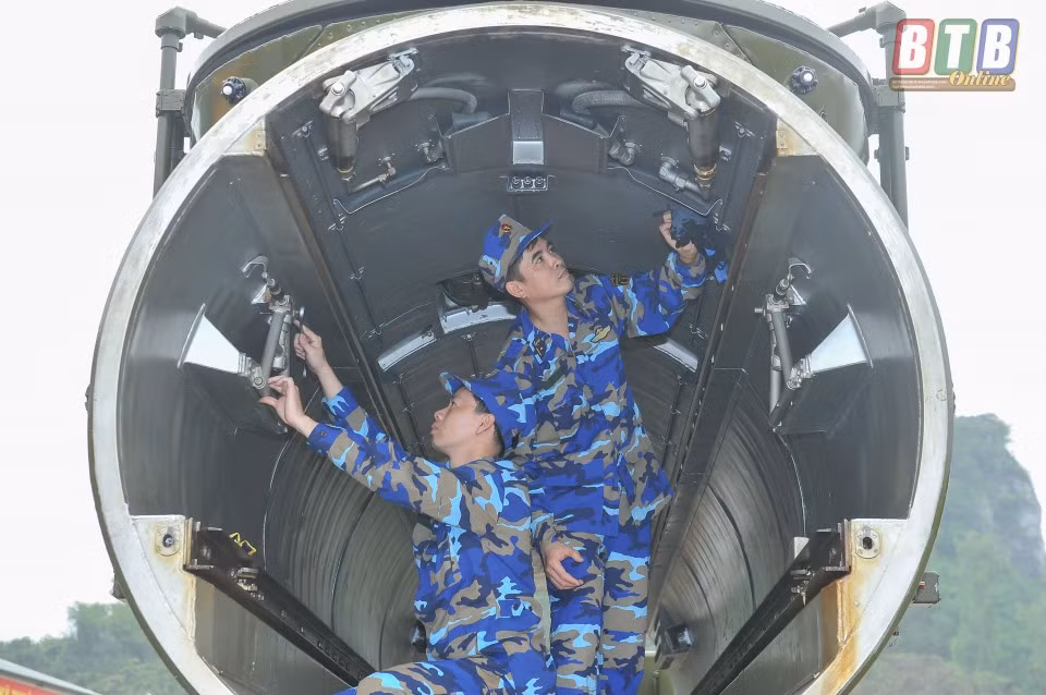 Bên trong ống phóng tên lửa 4K44 Redut rất lớn, điều đó cho thấy quả đạn tên lửa của hệ thống thuộc dạng “khổng lồ”. Bệ phóng này có thể tái nạp nhiều lần. Ảnh: BTB