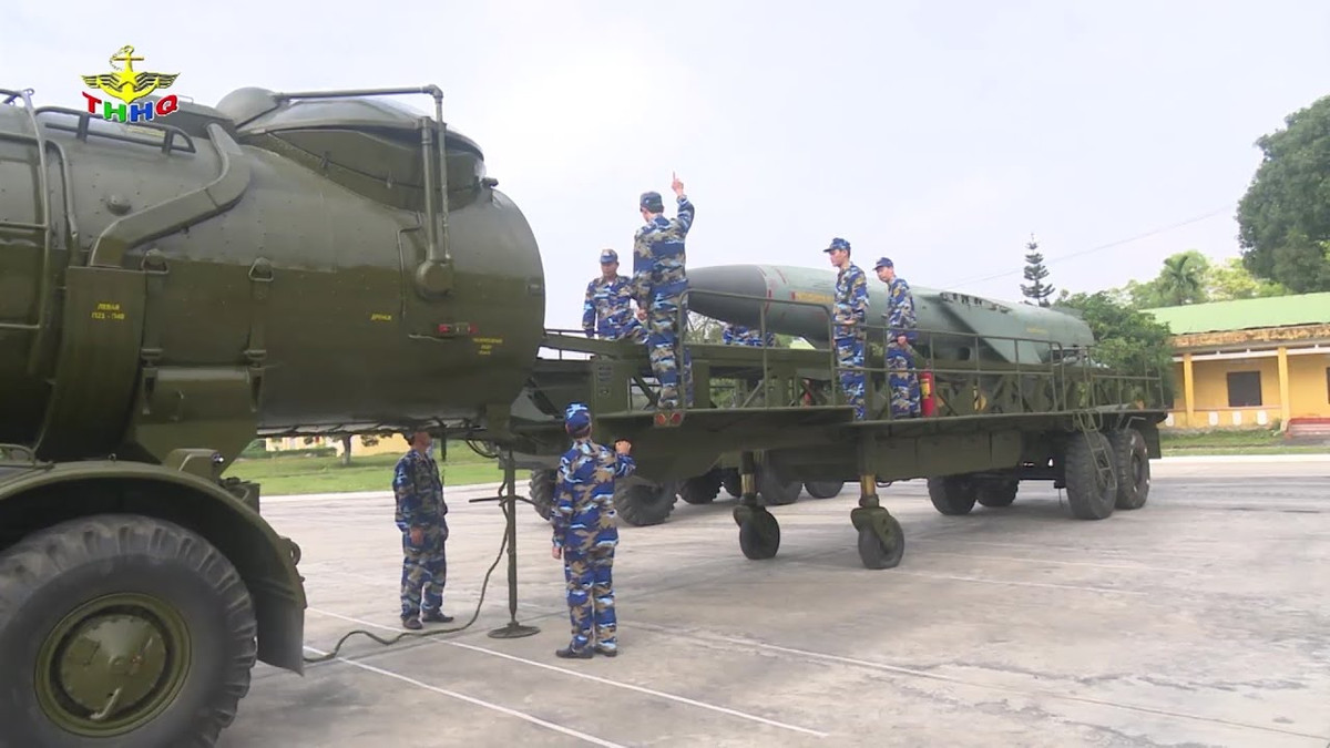 P-35 lắp đầu đạn thuốc nổ nặng 800 – 1.000 kg TNT đem lại sức công phá khủng khiếp, thừa sức đánh chìm chiến hạm cỡ lớn trên 7000 tấn và có thể đánh chìm cả tàu sân bay. Ảnh: Truyền hình Hải quân