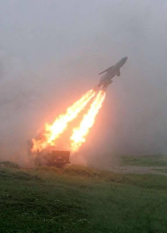 Tên lửa dùng hệ dẫn đường quán tính kết hợp radar chủ động dẫn pha cuối. Đặc biệt, ở pha giữa nó có thể tiếp nhận thông tin mục tiêu từ trực thăng trinh sát săn ngầm Ka-27 (Việt Nam có sở hữu phiên bản xuất khẩu Ka-28). Trong ảnh, tên lửa rời bệ phóng bằng hai động cơ khởi tốc KRD-26, độ cao hành trình từ 100-400m, pha cuối hạ thấp xuống 100m. Ảnh: English Russia