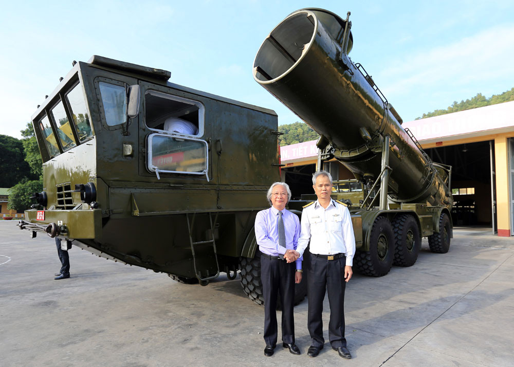 Một tổ hợp 4K44 Redut gồm hai thành phần chính: một đài radar điều khiển hỏa lực 4R45 Skala và 3 xe phóng tự hành SPU-35B. Mỗi xe phóng được vận hành bởi 5 người, thời gian triển khai sẵn sàng chiến đấu khoảng 30 phút.