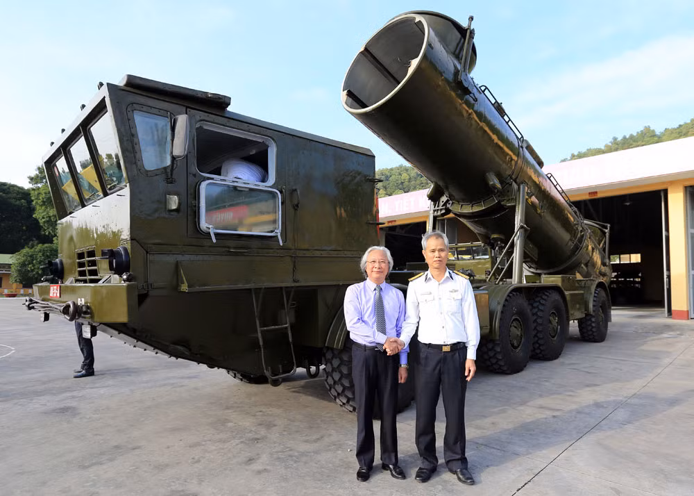 Một tổ hợp 4K44 Redut gồm hai thành phần chính: một đài radar điều khiển hỏa lực 4R45 Skala và 3 xe phóng tự hành SPU-35B. Mỗi xe phóng được vận hành bởi 5 người, thời gian triển khai sẵn sàng chiến đấu khoảng 30 phút.