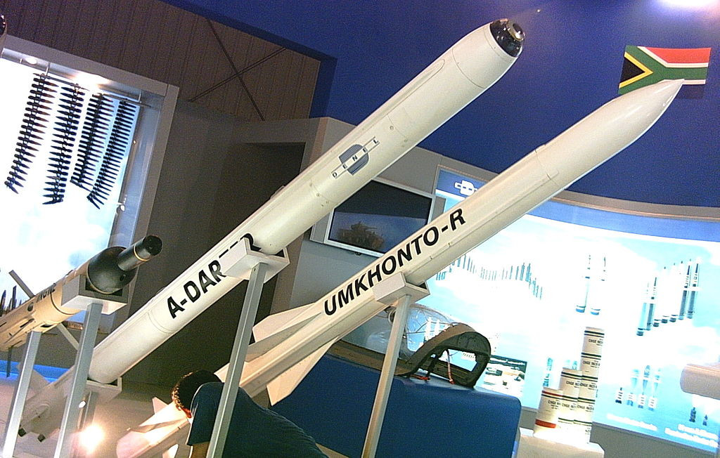 Tương tự với công nghệ tên lửa đất đối không Nam Phi cũng không quá nổi tiếng nhưng cũng "chẳng phải dạng vừa". Hiện nay, Denel Dynamics phát triển thành công tên lửa đất đối không phóng thẳng đứng Umkhonto có tầm bắn 20-60km, độ cao xạ kích 8-15km với đầu dò hồng ngoại cực nhạy. Loại vũ khí này cho phép tích hợp trên tàu chiến, các bệ phóng mặt đất. Biết đâu tương lai các tàu chiến Việt Nam có thể tích hợp tên lửa này? Ảnh: Wikipedia