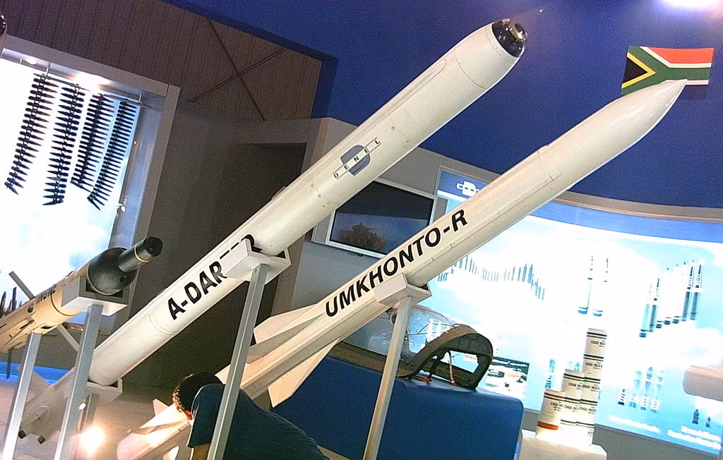 Tương tự với công nghệ tên lửa đất đối không Nam Phi cũng không quá nổi tiếng nhưng cũng "chẳng phải dạng vừa". Hiện nay, Denel Dynamics phát triển thành công tên lửa đất đối không phóng thẳng đứng Umkhonto có tầm bắn 20-60km, độ cao xạ kích 8-15km với đầu dò hồng ngoại cực nhạy. Loại vũ khí này cho phép tích hợp trên tàu chiến, các bệ phóng mặt đất. Biết đâu tương lai các tàu chiến Việt Nam có thể tích hợp tên lửa này? Ảnh: Wikipedia