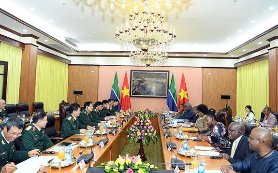 Trong khuôn khổ các cuộc hội đàm, hai bên nhất trí thúc đẩy hợp tác trên các lĩnh vực mà hai bên có tiềm năng. Hai bên tiếp tục duy trì Đối thoại Chính sách Quốc phòng Việt Nam - Nam Phi. Đặc biệt, trong vấn đề hợp tác công nghiệp quốc phòng - một trong những lĩnh vực hợp tác tiềm năng giữa hai nước, trong đó có hợp tác chuyển giao công nghệ. Hai bên đề nghị trao đổi về khả năng, nhu cầu của nhau, qua đó hiện thực hóa nội dung hợp tác trong thời gian tới. Ảnh: QĐND