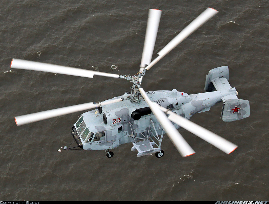 Về tính cơ động, rõ ràng là kết cánh cánh quạt đồng trục của trực thăng Ka-29 đem lại nhiều lợi thế về tính ổn định, độ tin cậy khi bay hơn so với dòng trực thăng truyền thống Mi-24V. Ngoài ra, kết cấu cánh này còn loại bỏ được cánh quạt đuôi, khiến máy bay nhỏ gọn, và không phải lo lắng nhiều nếu bị trúng vài viên đạn vào đuôi. Nguồn ảnh: Airliners.net