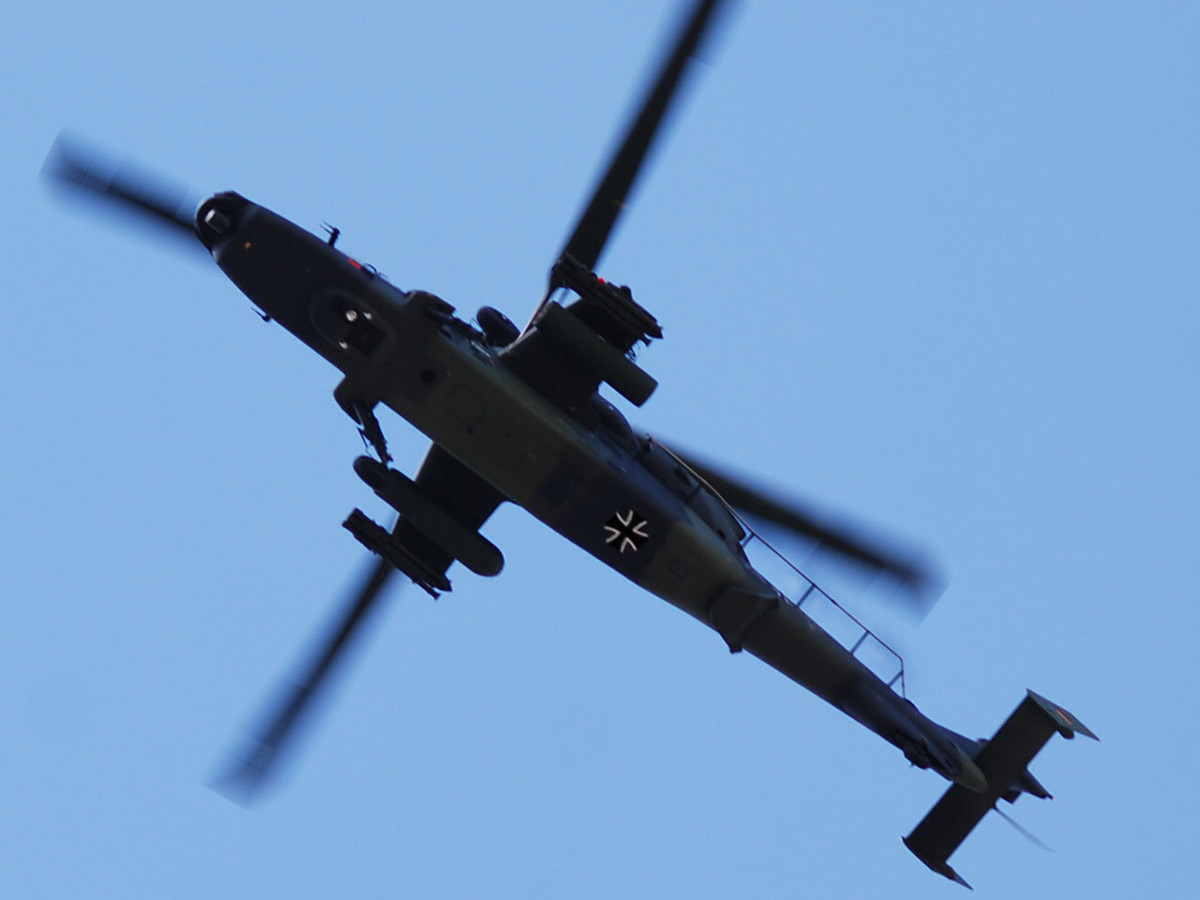 Và để đảm bảo an toàn cao thì bắt buộc toàn bộ số Tiger phải "đắp chiếu" kiểm tra kỹ lưỡng, thay thế nếu cần thiết trước khi trở lại bầu trời. Điều đó có nghĩa là "nếu giờ mà có biển" thì số Tiger này vô dụng, Quân đội Đức thiếu trực thăng có khả năng chống tăng hiệu quả. Nguồn ảnh: Wikipedia