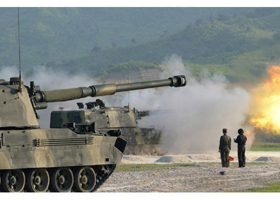 Ví dụ với kiểu pháo tự hành mới xuất hiện, có thể thấy rõ nó đã “tiệm cận” với hệ thống pháo tự hành của Trung Quốc hay Nga khi có tháp pháo “đầy đủ” thay vì “hở nóc” như một số loại pháo trước đây của Triều Tiên. Nguồn ảnh: KCNA