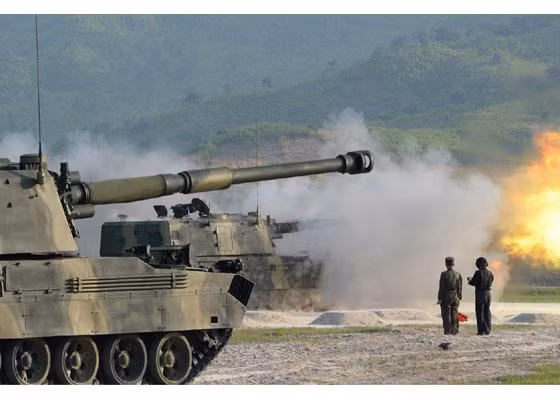 Ví dụ với kiểu pháo tự hành mới xuất hiện, có thể thấy rõ nó đã “tiệm cận” với hệ thống pháo tự hành của Trung Quốc hay Nga khi có tháp pháo “đầy đủ” thay vì “hở nóc” như một số loại pháo trước đây của Triều Tiên. Nguồn ảnh: KCNA