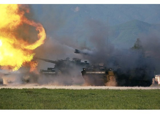 Ngoài tên lửa hiện đại, Triều Tiên cũng tiến hành thử nghiệm một loạt hệ thống pháo binh hạng nặng thế hệ mới. Dĩ nhiên, người ta cũng không rõ tên gọi của chúng, chỉ biết rằng loại này khá mới và có nhiều cải tiến so với trước đấy. Nguồn ảnh: KCNA