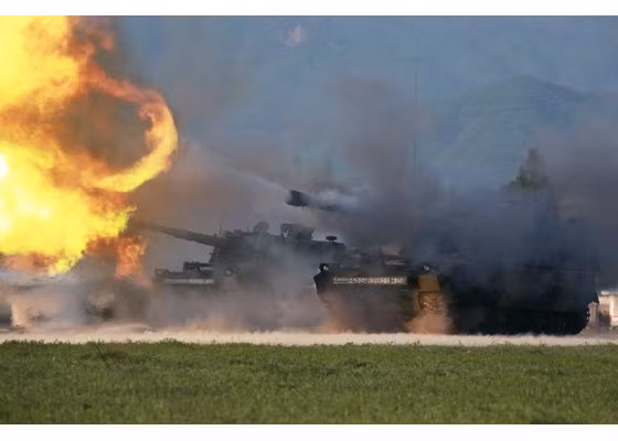 Ngoài tên lửa hiện đại, Triều Tiên cũng tiến hành thử nghiệm một loạt hệ thống pháo binh hạng nặng thế hệ mới. Dĩ nhiên, người ta cũng không rõ tên gọi của chúng, chỉ biết rằng loại này khá mới và có nhiều cải tiến so với trước đấy. Nguồn ảnh: KCNA