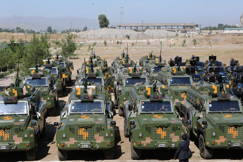 Trong ảnh là dàn xe bọc thép kháng mìn (MRAP) VP-11 do Tập đoàn Công nghiệp Hoa Bắc (NORINCO) phát triển...