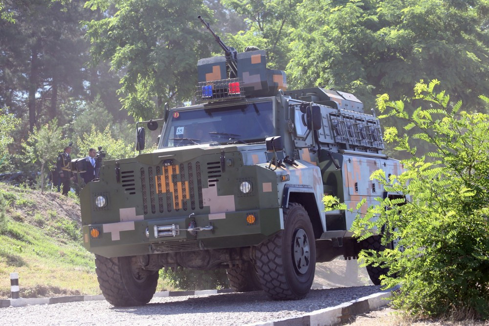 Trong những năm gần đây, người ta ngày càng thấy nhiều hơn các dòng vũ khí Trung Quốc xuất hiện trong đội hình lực lượng vũ trang các nước Cộng hòa thuộc Liên Xô (cũ). Hôm 28/5, kỷ niệm 25 năm thành lập biên phòng, Tajikistan đã đã giới thiệu loạt trang bị mới, trong đó có 2 dòng xe thiết giáp được mua từ Trung Quốc.