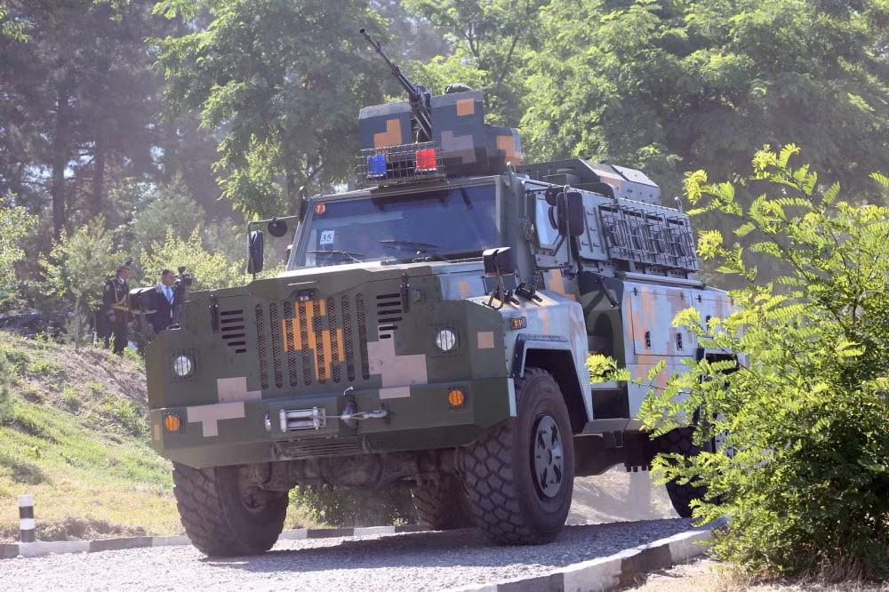 Trong những năm gần đây, người ta ngày càng thấy nhiều hơn các dòng vũ khí Trung Quốc xuất hiện trong đội hình lực lượng vũ trang các nước Cộng hòa thuộc Liên Xô (cũ). Hôm 28/5, kỷ niệm 25 năm thành lập biên phòng, Tajikistan đã đã giới thiệu loạt trang bị mới, trong đó có 2 dòng xe thiết giáp được mua từ Trung Quốc.