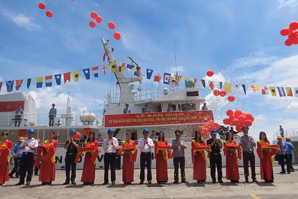 Ngày 30/7/2019, Công ty đóng tàu Hồng Hà bàn giao cho Chi cục Kiểm ngư vùng V Kiên Giang cặp tàu KN 959 và 596 có chiều dài 56,13m, lượng giãn nước 1.073 tấn, chịu sóng cấp 9, thời gian hoạt động tối đa 45-50 ngày đêm. Ảnh: Tổng cục Thủy sản