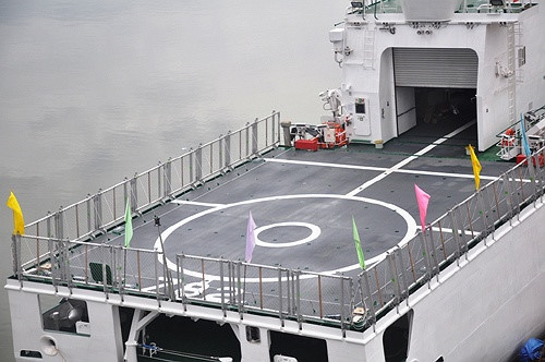 Đặc biệt, các tàu DN-2000 của kiểm ngư cũng trang bị hangar và sân bay cho trực thăng hạng trung. Ngay cả trực thăng hải quân như Ka-28 cũng có thể hạ cánh được. Ảnh: VTC