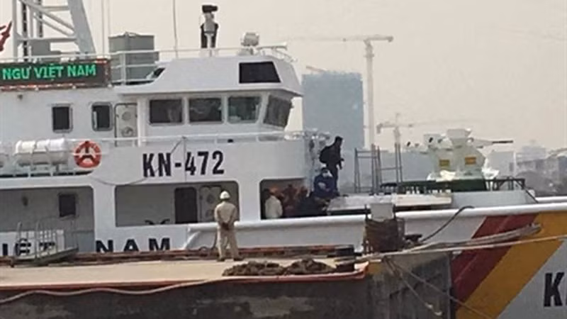 Về vũ khí, các tàu kiểm ngư cũng được trang bị một số loại vũ khí quân dụng như súng máy 12,7mm hoặc 14,5mm, các cán bộ kiểm ngư sẽ có thêm súng ngắn, súng trường, súng bắn đạn nhựa - hơi cay, dùi cui điện... Ảnh: Tàu KN-472 tích hợp tháp điều khiển vũ khí tự động lắp súng máy 12,7 hoặc 14,5mm. Ảnh: Báo Đất Việt Video bàn giao tàu Kiểm ngư hiện đại nhất Việt Nam. Nguồn: VTC14